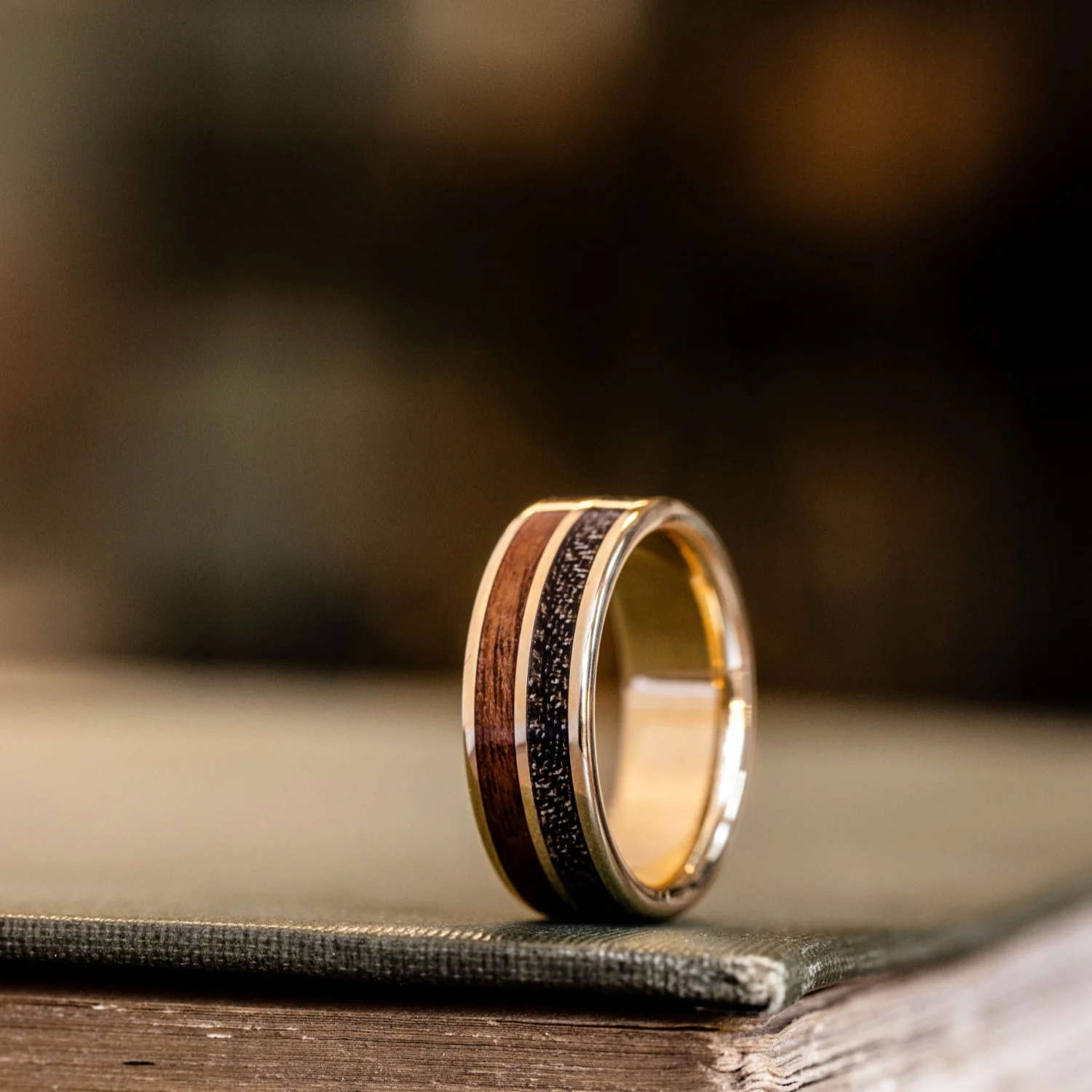 The Great War Gold | Men's Gold Wedding Band with 1903 Springfield Rifle Stock Wood & WWI Uniform - Image 3