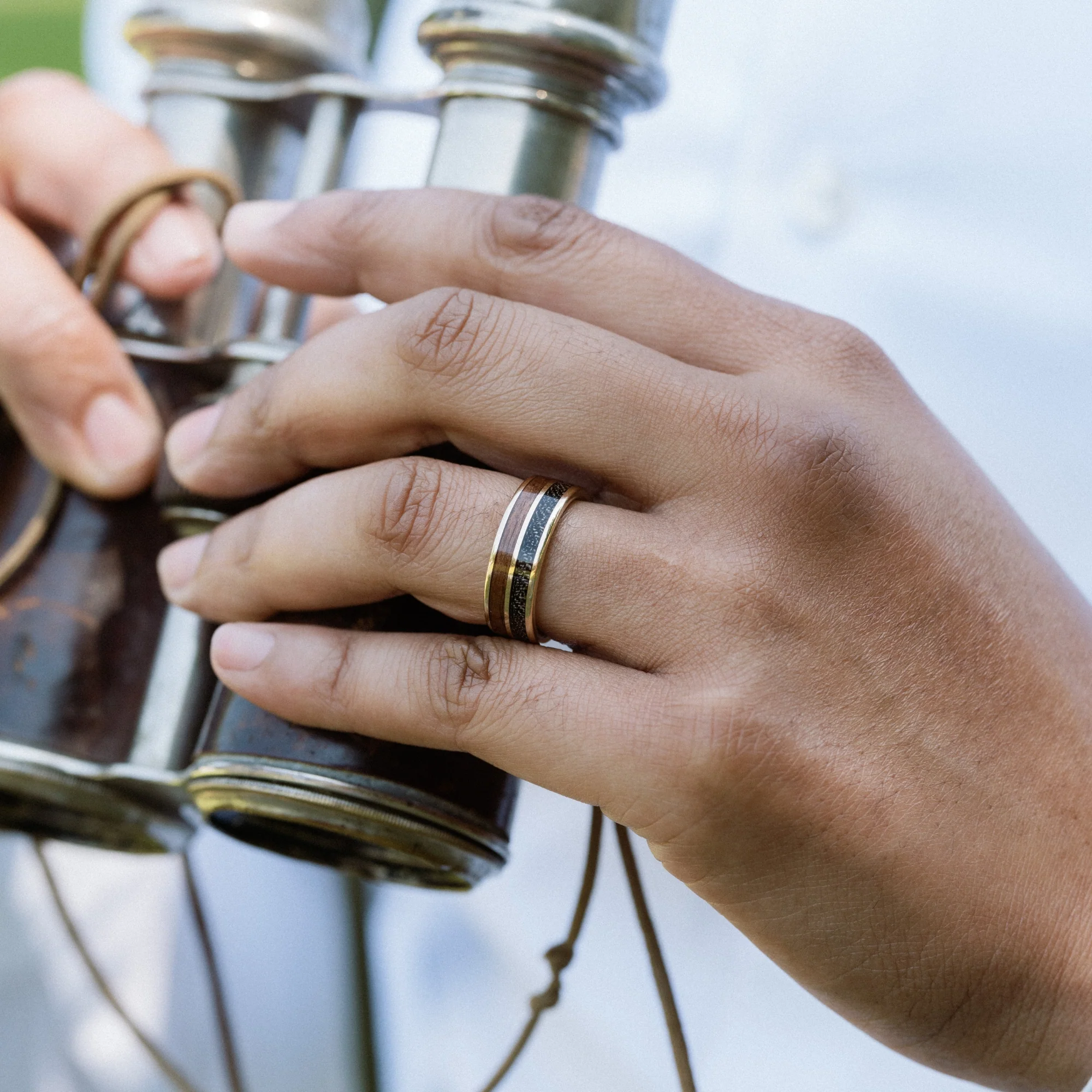 The Great War Gold | Men's Gold Wedding Band with 1903 Springfield Rifle Stock Wood & WWI Uniform - Image 4