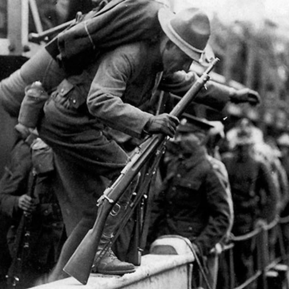 The Great War Gold | Men's Gold Wedding Band with 1903 Springfield Rifle Stock Wood & WWI Uniform - Image 8
